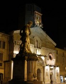 02_Veduta notturna della statua del Crostolo e del duomo.jpg