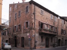 04_Edificio in via Porta San Pietro, cuore dell